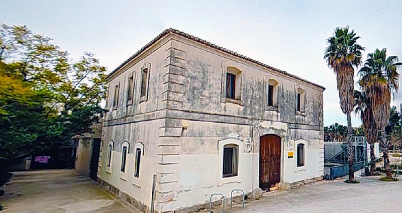 El Molí del Tell es un molino harinero del siglo XVII localizado en el barrio de San Marcelino de Valencia, junto al Parque de la Rambleta, rehabilitado por el Ayuntamiento de Valencia.