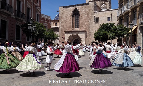 Aquí encontrarás una lista con todas las fiestas y tradiciones valencianas. Si te gustan las fiestas populares, La Comunidad Valenciana tiene muchas para ofrecerte.