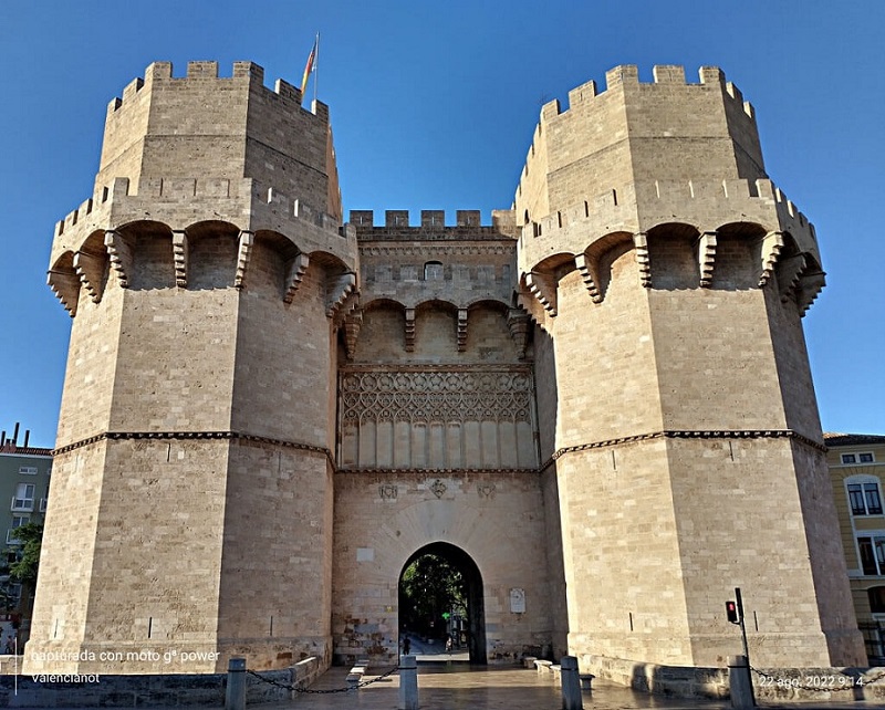  Comenzadas a construir en 1392 por Pere Balaguer, las Torres de Serranos o Puerta de Serranos de Valencia,  es una de las dos puertas fortificadas de la muralla medieval que aún permanecen en pie.