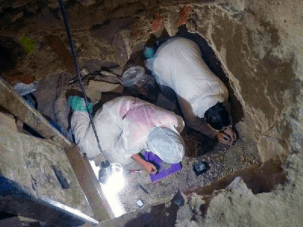 Excavación de la Sepultura del poeta Ausiàs March en la catedral de Valencia.