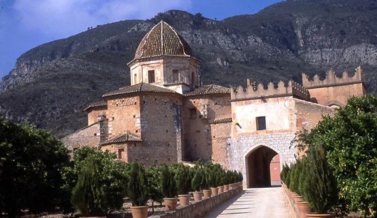 Santa María de la Valldigna ocupa un lugar de honor entre los diversos monasterios valencianos. Este monasterio fue fundado en 1298 por Jaime II el Justo, nieto de Jaime I.