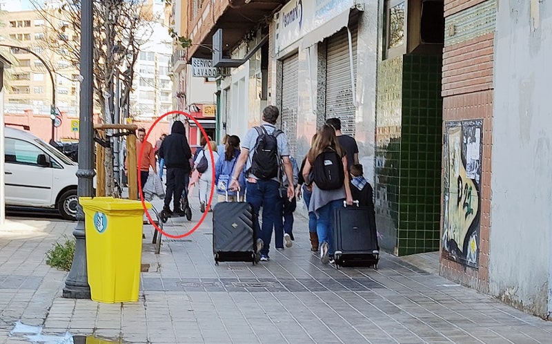 Y que decir de este impresentable con el patinete, que no es capaz de caminar entre los turistas en las pasadas fallas. Le recordaría que caminar es muy sano y evita problemas de salud.