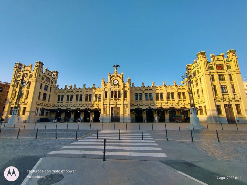 El edificio de la estación del norte de Valencia, fue inaugurada en 1917, es uno de los máximos exponentes del modernismo valenciano y está declarada Bien de Interés Cultural. 