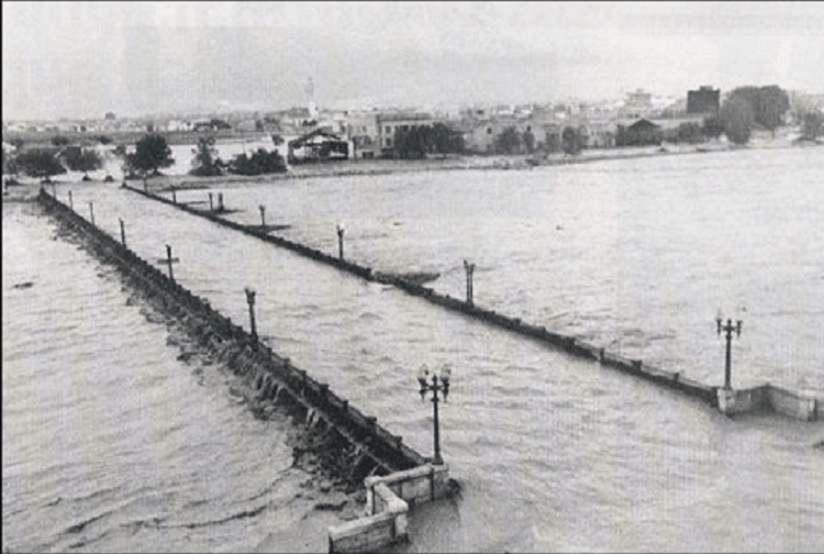 En 1957 tuvo lugar una de las riadas más terrible que se recuerda con centenares de muertos. Para evitar que se volviera a producir se tomó una drástica medida, desviar el río alejándolo unos kilómetros de la ciudad, es el llamado  Plan Sur.