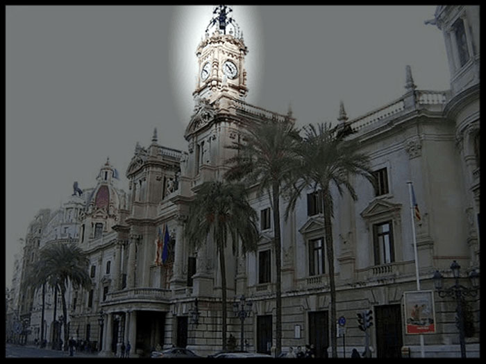 El edificio del Ayuntamiento de Valencia es un edificio emblemático que ocupa una manzana completa, integrando la antigua Casa de la Enseñanza con una fachada noble construida S. XVlll.