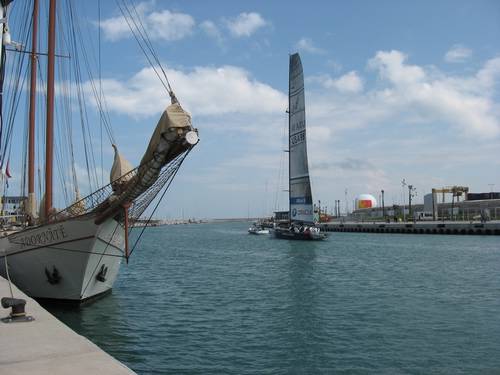 Velero deportivo saliendo del Puerto 