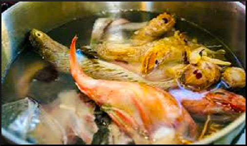 El ingrediente clave: "La Morralla": Se llama así al conjunto de pescados de roca pequeños, con muchas espinas pero gran sabor (escorpines, cintas, galeras, cangrejos y cabezas de rape). Gastronostrum explica que sin este producto no hay fondo auténtico.