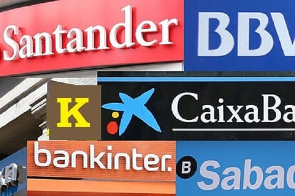 La percepción de que la banca española «exprime» a sus clientes se basa en la baja rentabilidad de los depósitos, la presión por vender productos complejos y las altas comisiones.