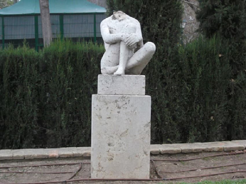 Estatua decapitada por los vándalos en los viveros de Valencia.