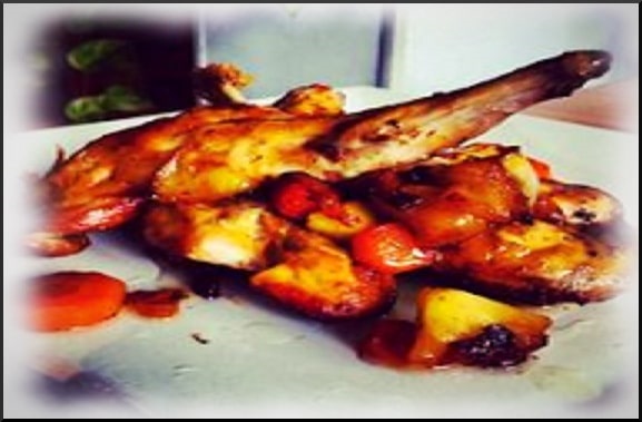Conejo a la Valenciana, lo primero dorar la carne: Añade el conejo troceado (salpimentado). Es vital dejarlo hasta que esté bien tostado por fuera. Este paso es el que da el sabor "valenciano" característico.