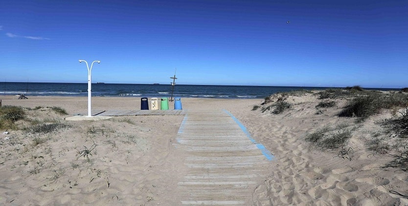 La Playa de la Garrofera ubicada entre la Playa de El Saler y la  de la Devesa, 2,5 km de arena dorada y fina para disfrutar en familia.