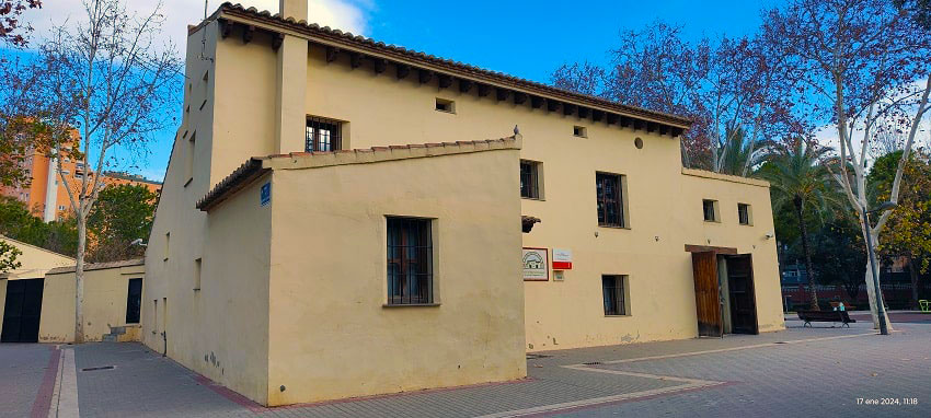 Alquería de Ricós. Se encuentra en el  Camino de Ricós en el  barrio de Campanar (Valencia). 