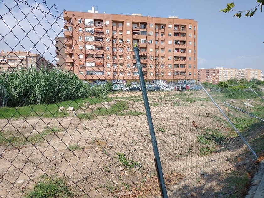 Aquí las vallas de la discordia de la empresa Metrovacesa en Benimaclet , València.