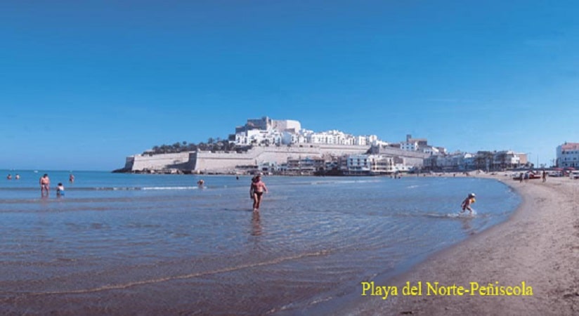  Cooficialmente Peníscola en valenciano/Peñíscola en español) es un municipio de la Comunidad Valenciana (España) situado en la costa norte de la provincia de Castellón.