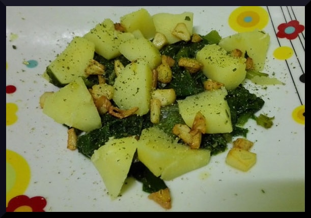 Las patatas con acelgas son un pilar de la cocina valenciana, conocido localmente como bullit (cuando es hervido sencillo) o simplemente como un guiso reconfortante de diario.