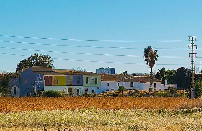  En el Barrio Benimaclet  existe una gran cantidad de alquerías que son un gran patrimonio para este barrio, antes pueblo independiente de Valencia. Yo  denuncia el deterioro de algunas alquerías  abandonadas  y los OKUPAS se han aprovechado y ocupado.