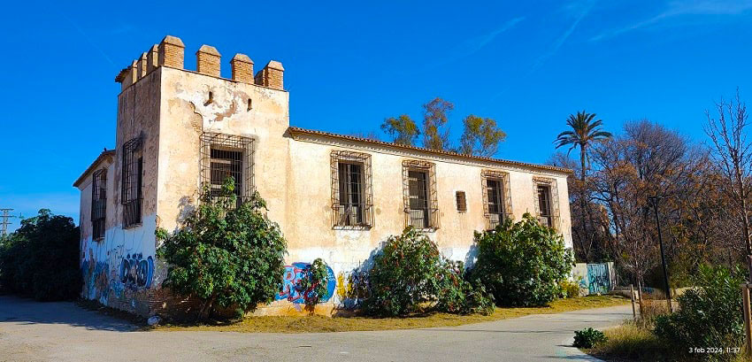 La Alquería de la Torre siglos XIV-XV, sufre un grave abandono de una joya patrimonial del barrio de Benicalap.