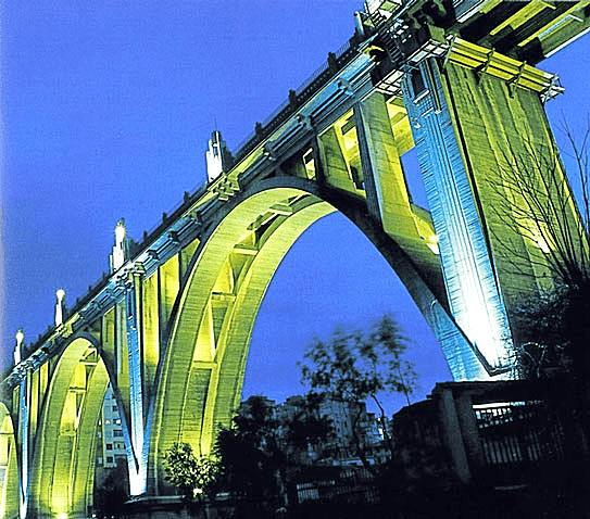 Puentes: Construcciones como el Puente de San Jorge son símbolos del progreso de la ciudad.