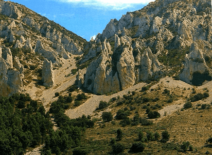 La ruta de Els Frares en la Serrella, con inicio en Quatretondeta, es uno de los itinerarios geológicos y paisajísticos más espectaculares de la provincia de Alicante. Este enclave destaca por sus imponentes agujas de piedra caliza.