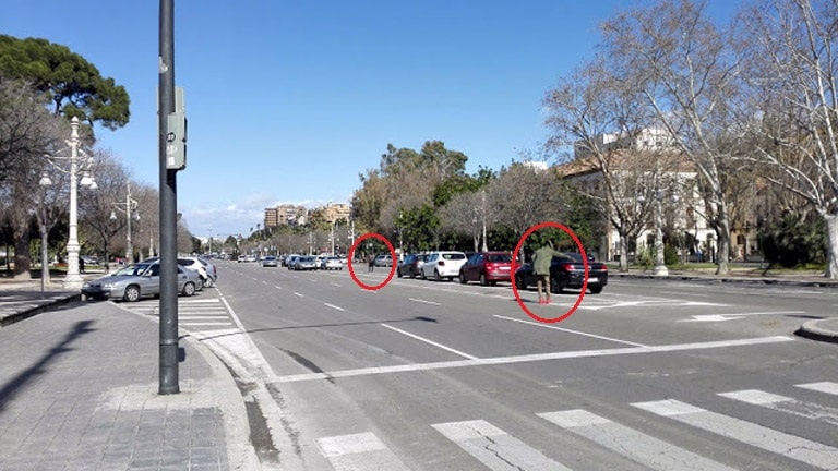 Aparcacoches ilegales  en la Alameda de Valencia, junto a los acuartelamientos de los  militares.