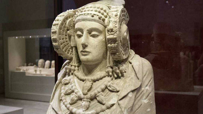 La Dama de Elche es una escultura íbera realizada en piedra caliza entre los siglos V y IV a. C.. Se trata de un busto que representa una dama, ricamente ataviada.