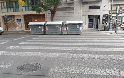 Contenedores  de residuos  en el paso peatones