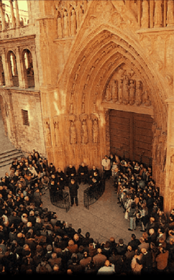 Tribunal de las Aguas en la Puerta de los Apóstoles de  la Catedral de Valencia