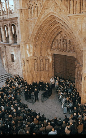 El Tribunal de las Aguas de Valencia es una institución judicial milenaria, creada en época musulmana, que resuelve los conflictos de riego entre los agricultores de la huerta valenciana.