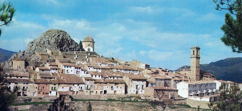 Ya en el límite con Aragón se encuentra Andilla que  atesora monumentos como el portal de la muralla del S.XIV, la ermita de Santa Margarita del S.XV, la iglesia de la Asunción Siglos XVI-XVII, donde destacan los lienzos de la escuela de Ribalta.