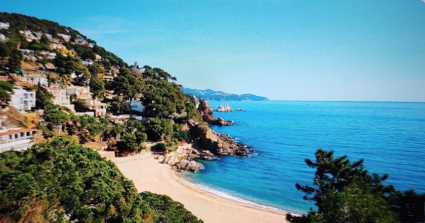 Los españoles y turistas tenemos suerte de  disfrutar de unas playas de aguas cristalinas en la Costa Blanca de Alicante (Comunidad Valenciana).