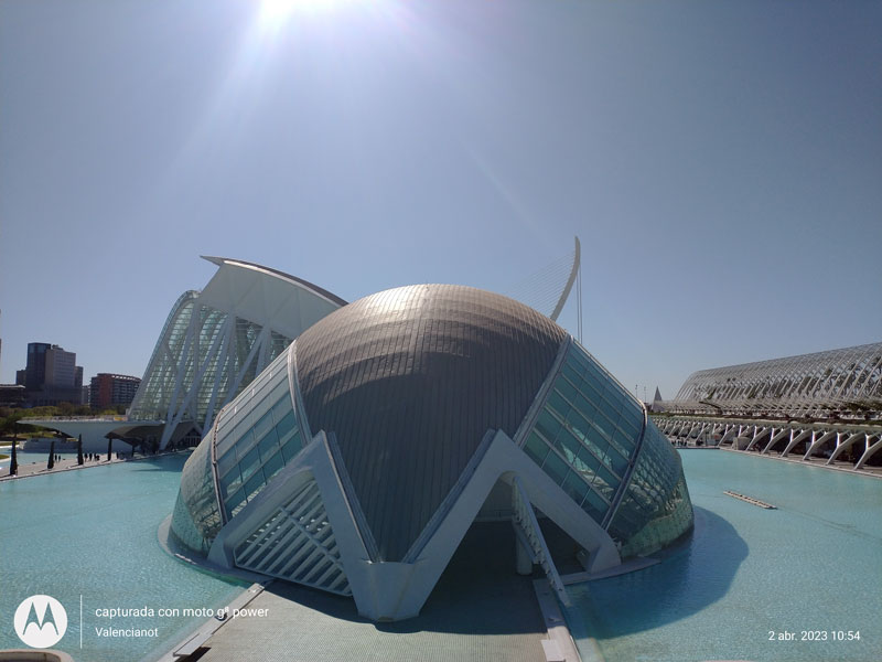 L'Hemisfèric: Con forma de ojo. Sala de proyecciones de cine IMAX, planetario y Láser. Dispone de una superficie aproximada de 13.000 m². 