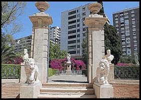 La entrada de los leones a los Jardines de Monforte se encuentra en la Plaza de la Legión Española, que es la entrada principal de los jardines y por donde se accede a través del palacete.