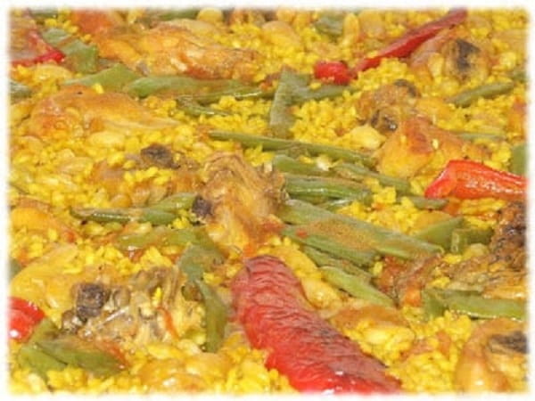 Paella de la Huerta o del Arroz Verdura, ya que la Paella Valenciana oficial no lleva pimiento (según la tradición más estricta para evitar que su sabor tape al resto).