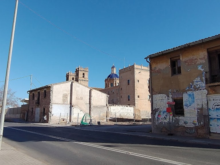 Casa y naves abandonadas y en ruina alrededor del Monasterio de San Miguel de los Reyes en Valencia