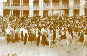 Imagen antigua de la fiesta de Els porrots: Danza guerrera de Silla. 