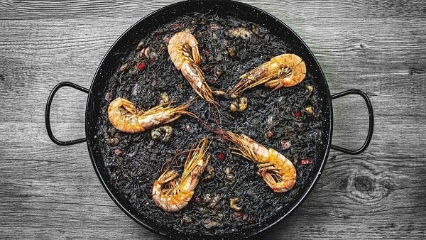 Esta es una combinación espectacular donde la coliflor absorbe todo el sabor del fumet y la tinta, creando un contraste de texturas muy interesante. Es una variante muy apreciada en la cocina mediterránea moderna.