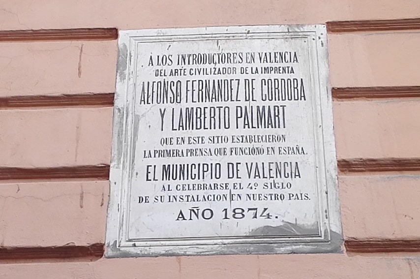 Los orígenes de la imprenta valenciana se remontan al año 1474, coincidiendo con el auge de la imprenta en Europa. La ciudad de Valencia fue uno de los primeros lugares en la península ibérica donde se establecieron talleres de impresión.