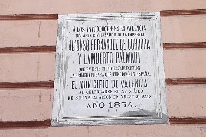 Los orígenes de la imprenta valenciana se remontan al año 1474, coincidiendo con el auge de la imprenta en Europa. La ciudad de Valencia fue uno de los primeros lugares en la península ibérica donde se establecieron talleres de impresión.