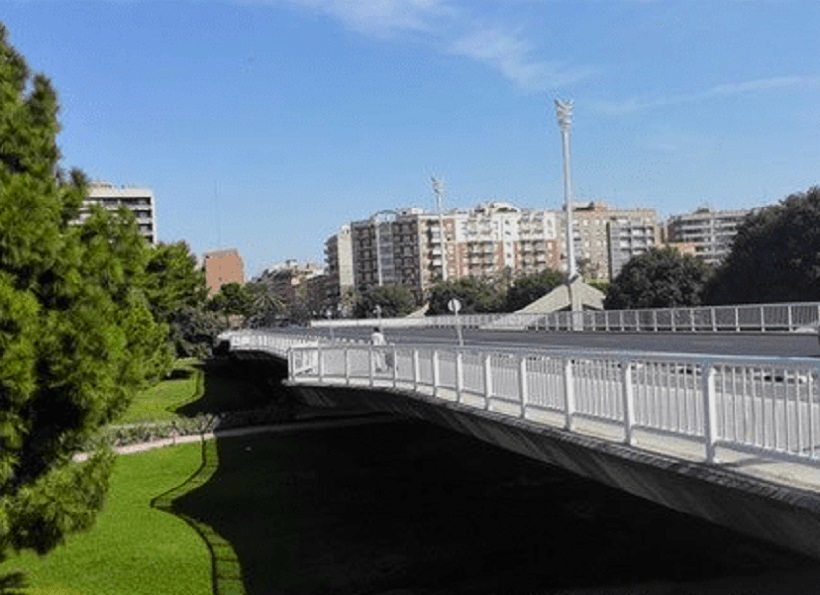 Puente de las Artes: Puente de diseño moderno y líneas minimalistas cerca del IVAM, fue construido en los últimos años del siglo XX.