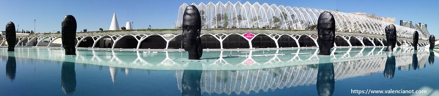 La gran exposición (2019): Entre junio y noviembre de 2019, el complejo albergó siete esculturas monumentales de hierro fundido. Estas piezas, "cabezas" de unos siete metros de altura, se instalaron sobre el agua en el lago sur del Museu de les Ciències.