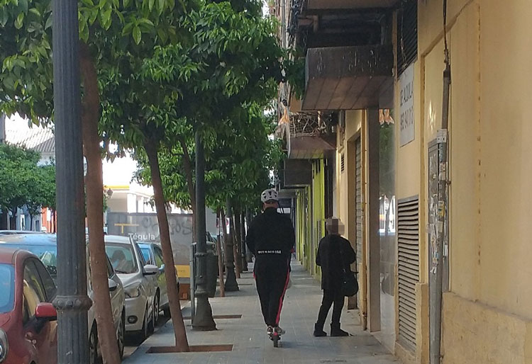 Si a la señora le da por moverse al centro de la acera ya que al  patinete ni se lo oye porque no tiene timbre "el accidente está asegurado".