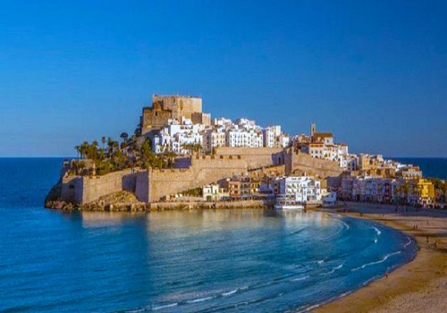 La Playa Norte es la más emblemática de Peñíscola y una de las más valoradas de la Comunidad Valenciana por su extensión de 5 kilómetros de arena fina y sus vistas icónicas al Castillo del Papa Luna. Para este 2026.