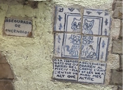 En el  azulejo de la Casa de los gatos hay una frase  en valenciano que dice «A la memoria de los cuatro gatos que quedaban en el Barrio del Carmen el año MXCIV que se les va sentir un MIAU más alto que otros».