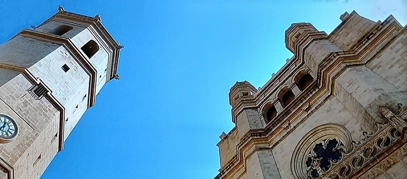 El Fadrí, en valenciano, significa “soltero”. Por lo tanto, es una clara referencia a que está separada de la catedral en Castellón de la Plana..