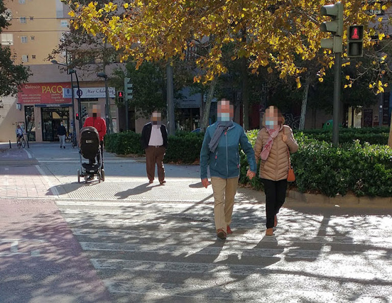 Los peatones o viandantes  tampoco respeta los semáforo en rojo en Valencia.