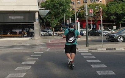 Velocidad letal en la acera: Por qué el patinete eléctrico no es un juego de niños