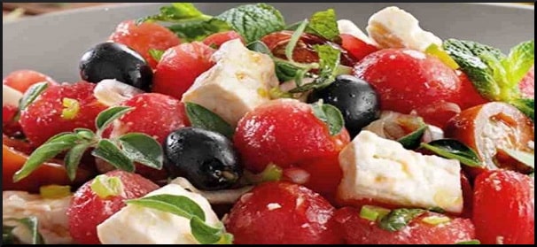 receta de ensalada griega con sandía. Es una variante refrescante y única de la clásica ensalada griega.