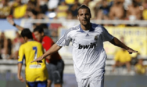 Roberto Soldado pasó por las categorías inferiores del Real Madrid C.F. hasta que en la temporada 2002/03 ascendió al Real Madrid "B", donde empezó a despuntar como goleador con 7 goles en su primer año.