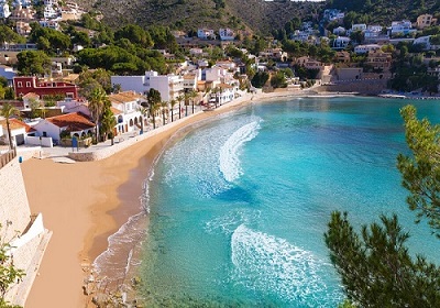 Cala del Moraig (Poble Nou de Benitatxell): Famosa por sus acantilados y la cueva marina "Cova dels Arcs".