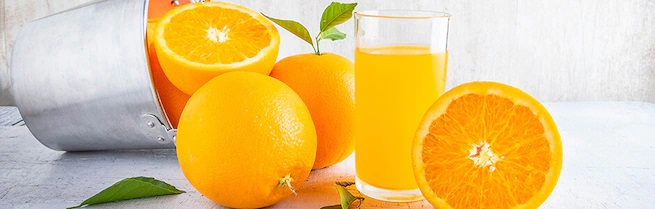El jugo de naranja es una buena fuente de folato, nutriente perteneciente a la vitamina B. Tomarlo todos los días puede aportar la energía que se necesita para combatir contra el cansancio.
